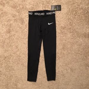 Nike - Girl’s 3/4 Length Leggings - S